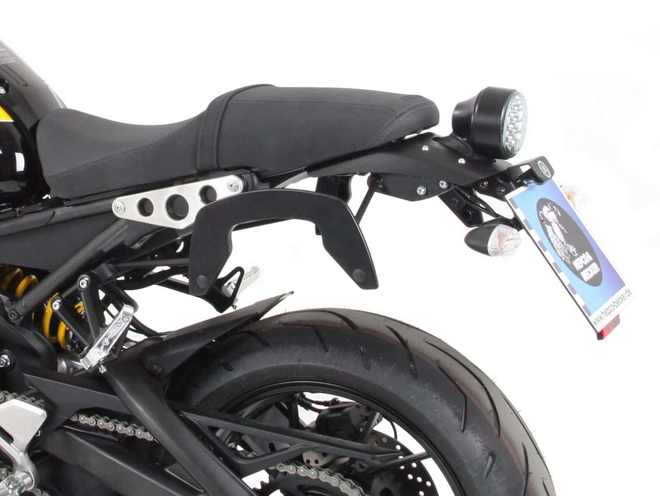 C-Bow 黑色側箱支架轉接 / 改裝套件（用於搭配短牌架）/ 適用於 Yamaha XSR 900 (2016-2021)