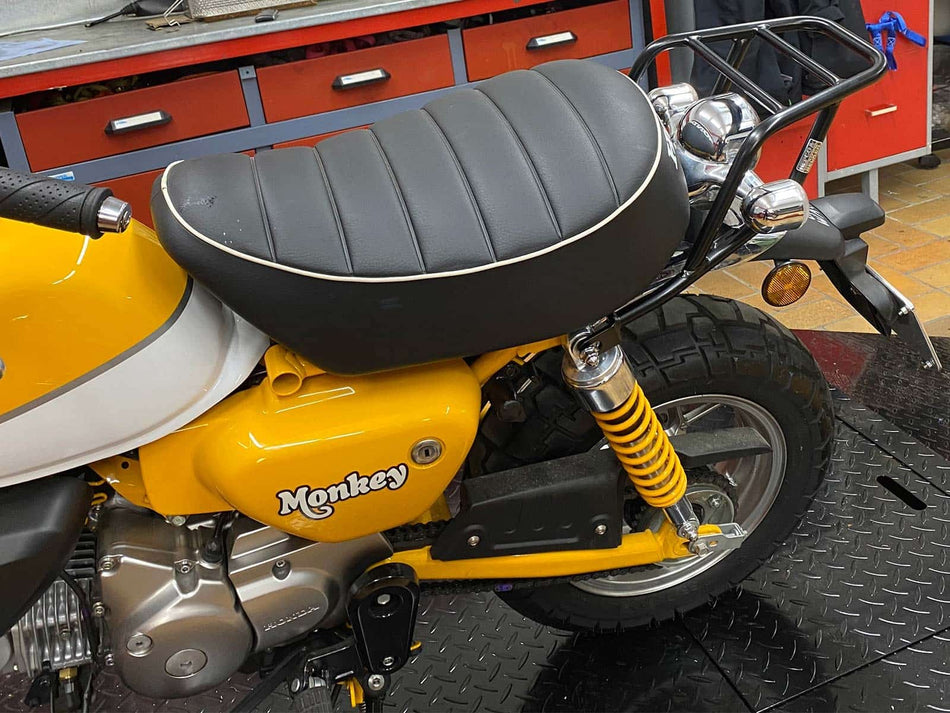 黑色管式後行李架 / 適用於 Honda Monkey 125
